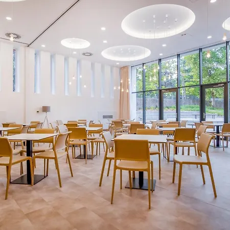 Ciszterci Rendezvenykoezpont 3* 발라톤알마디